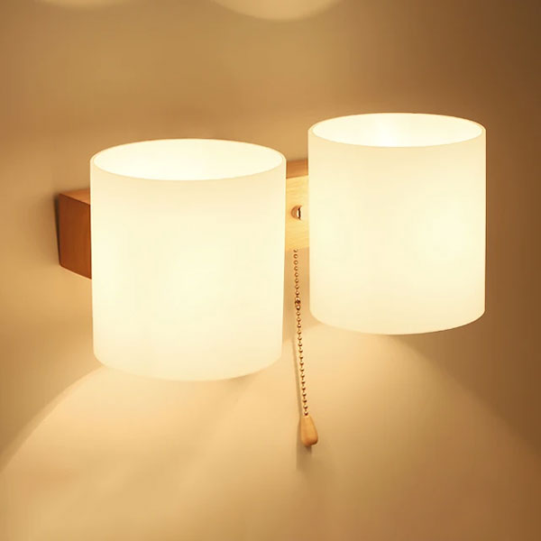 Applique bois massif double lampe installée dans un salon moderne