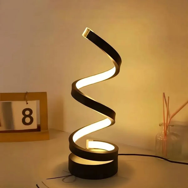 Lampe de chevet noire en spirale allumée sur table