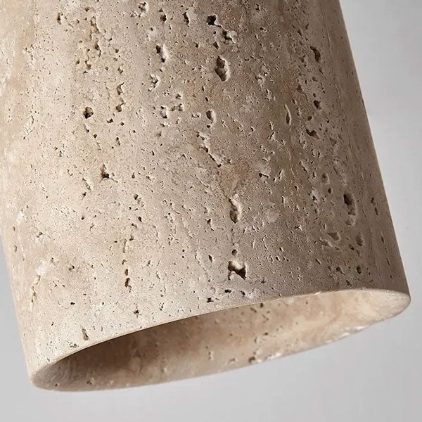 Détail du travertin naturel sur un luminaire moderne