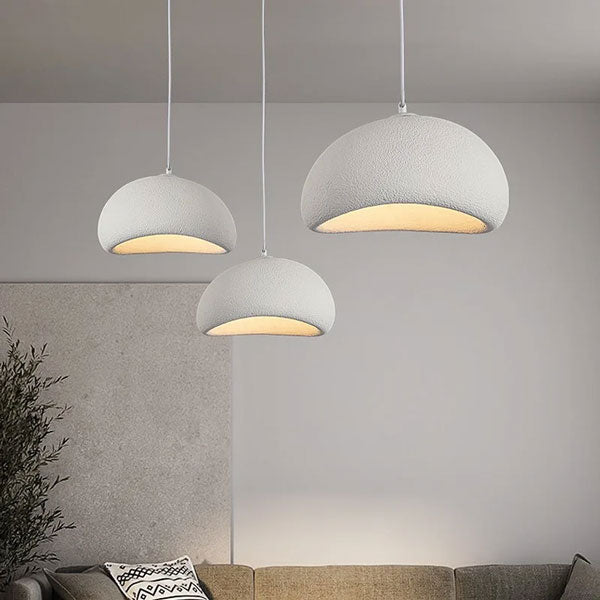 Intérieur chaleureux lustre moderne beige éclairage ambiance