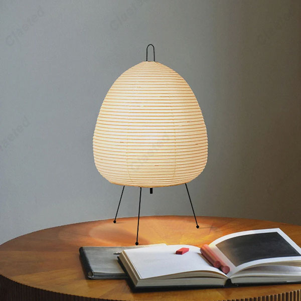 Lampe de chevet feuille de riz sur table de nuit en bois brut dans une chambre
