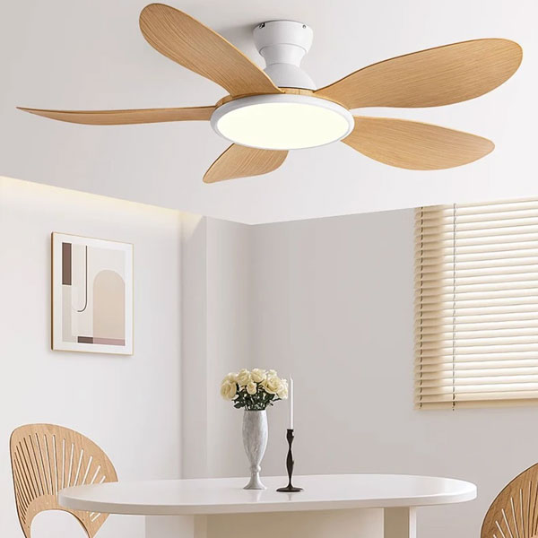 Plafonnier LED avec effet bois installé dans un salon