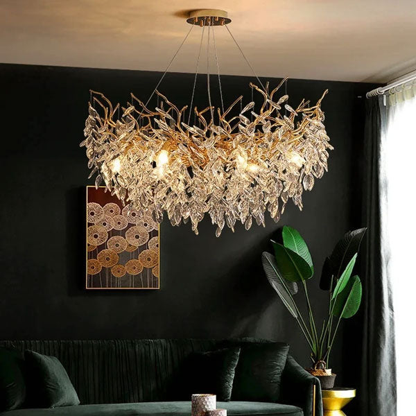 Ambiance lumineuse créée par un lustre design pour salon