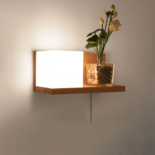 Applique murale cube en bois et verre éclairant un salon moderne