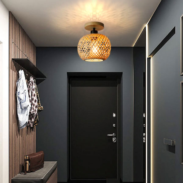 Suspension artisanale en bambou tressé dans une chambre