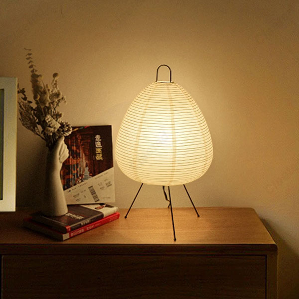 Lampe avec abat jour en feuille de riz japonais blanc sur fond clair dans une chambre