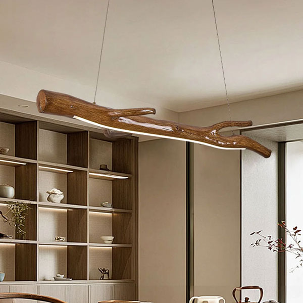 Lustre suspendu en poutre de bois et résine, design naturel