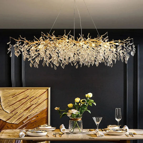 Lustre en cristal suspendu au plafond d’un salon moderne