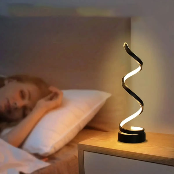 Éclairage LED en spirale dans une chambre moderne