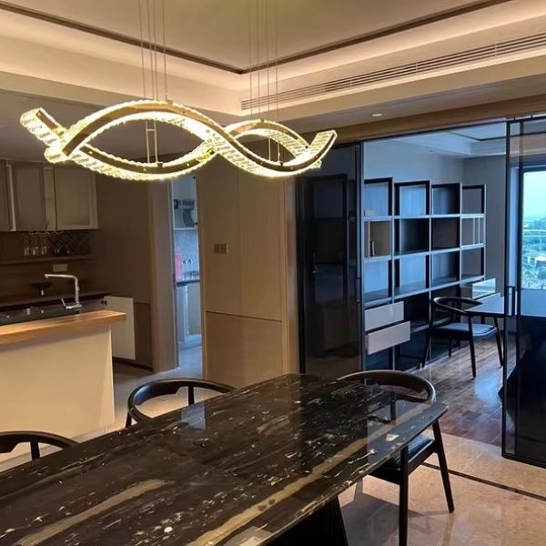 Lustre salon cristallin luxueux éclairage doré prestige sophistiqué brillance.