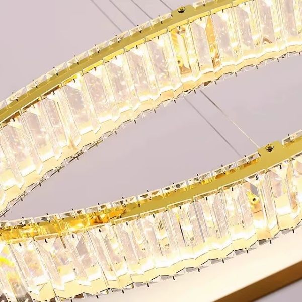 Suspension cristalline salon prestigieux éclairage or luxe splendeur rayonnante.