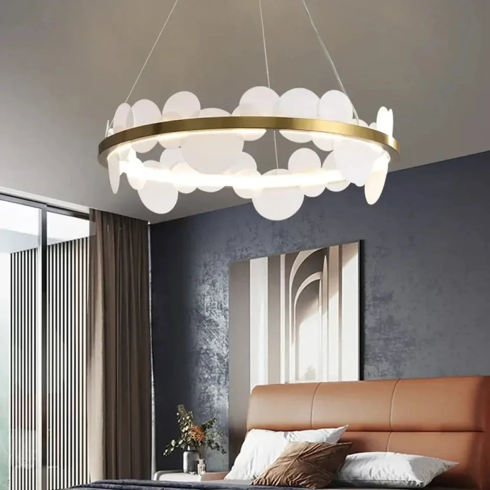 Lustre anneau doré disques opalines suspension salon