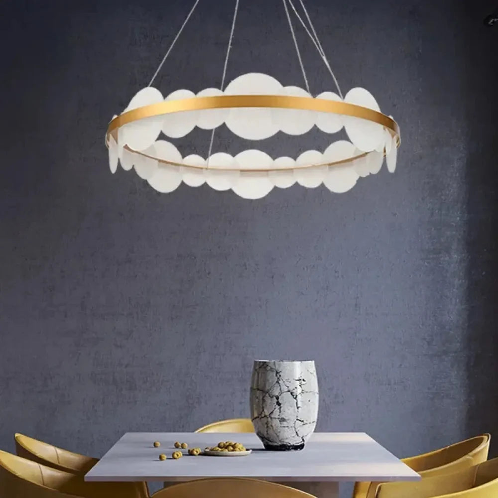 Lustre anneau doré format 80 cm installé au plafond salon contemporain