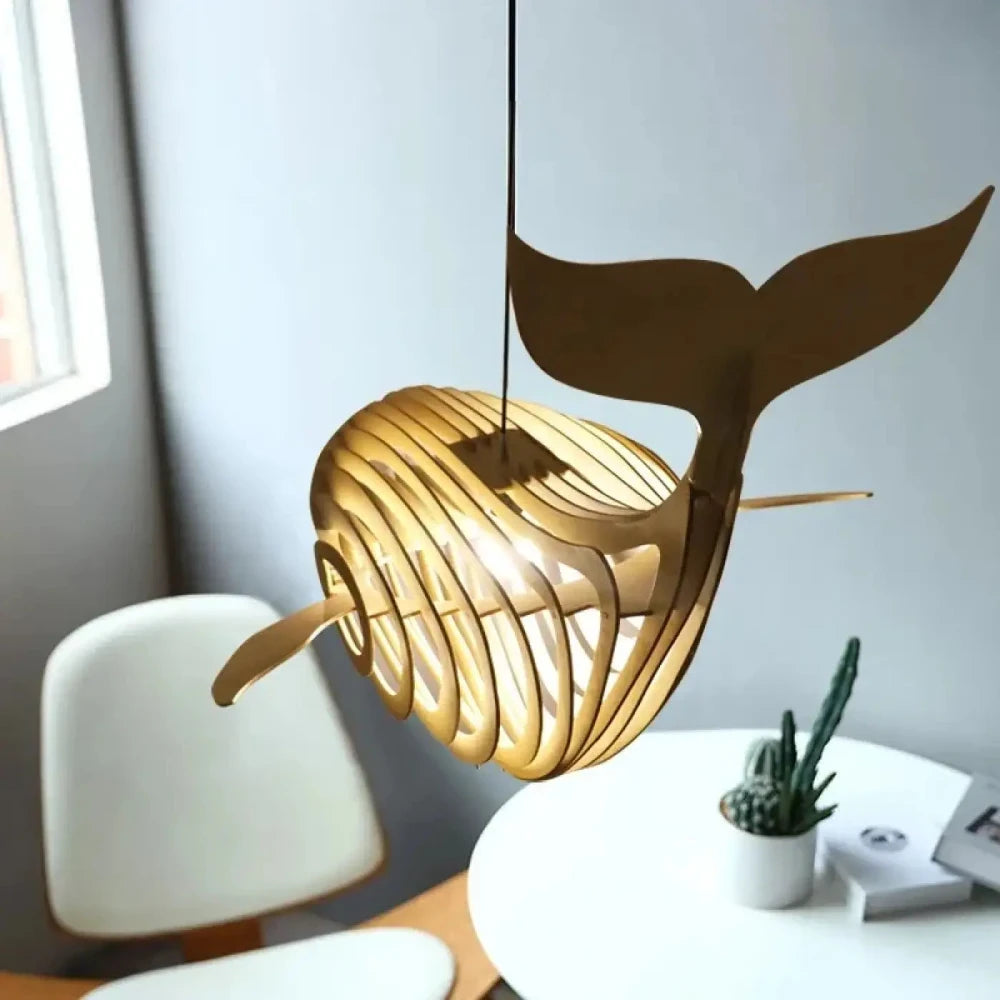 Détail lamelles bois sculpté lustre baleine beige naturel
