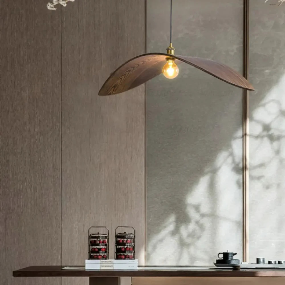 Détail câble réglable et support métal lustre bois noyer japandi