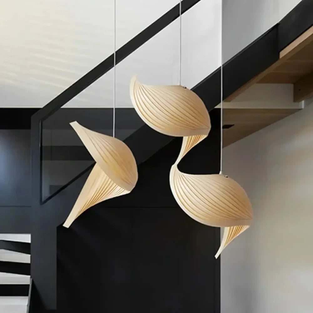 Lustre bois spirale au-dessus d'un salon design ambiance chaleureuse