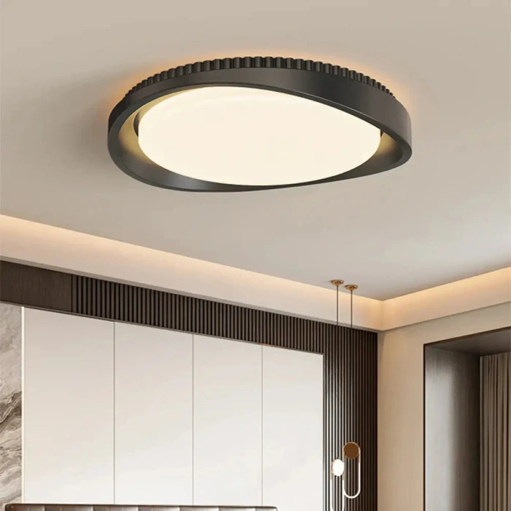 Détail anneau doré et veines noyer lustre cercle
