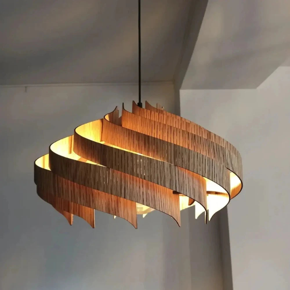 Détail sculpture spirale vague lustre bois beige marron 44 cm