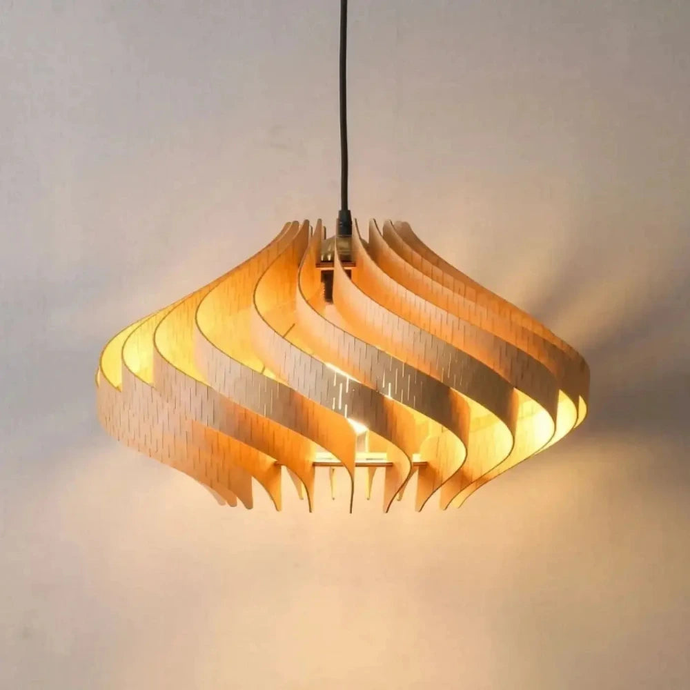 Lustre bois spirale installé au plafond salon ambiance blanc chaud