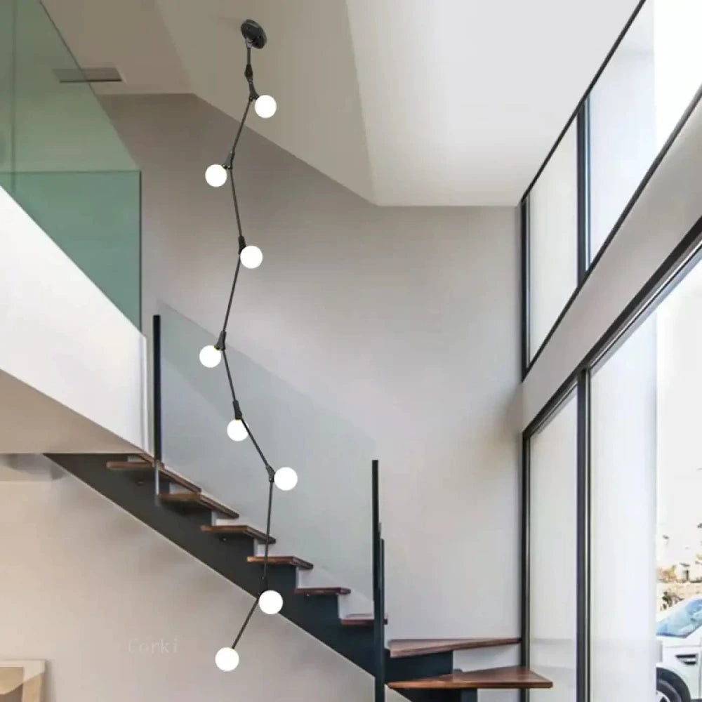 Lustre boules cascade dorée dans un salon contemporain grand volume