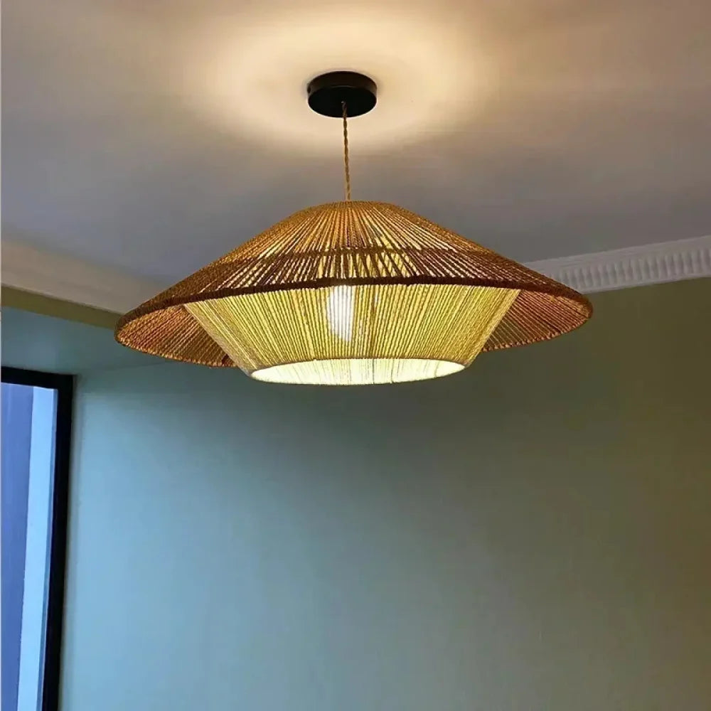 Lustre chanvre conique au-dessus d'une table à manger salon bohème