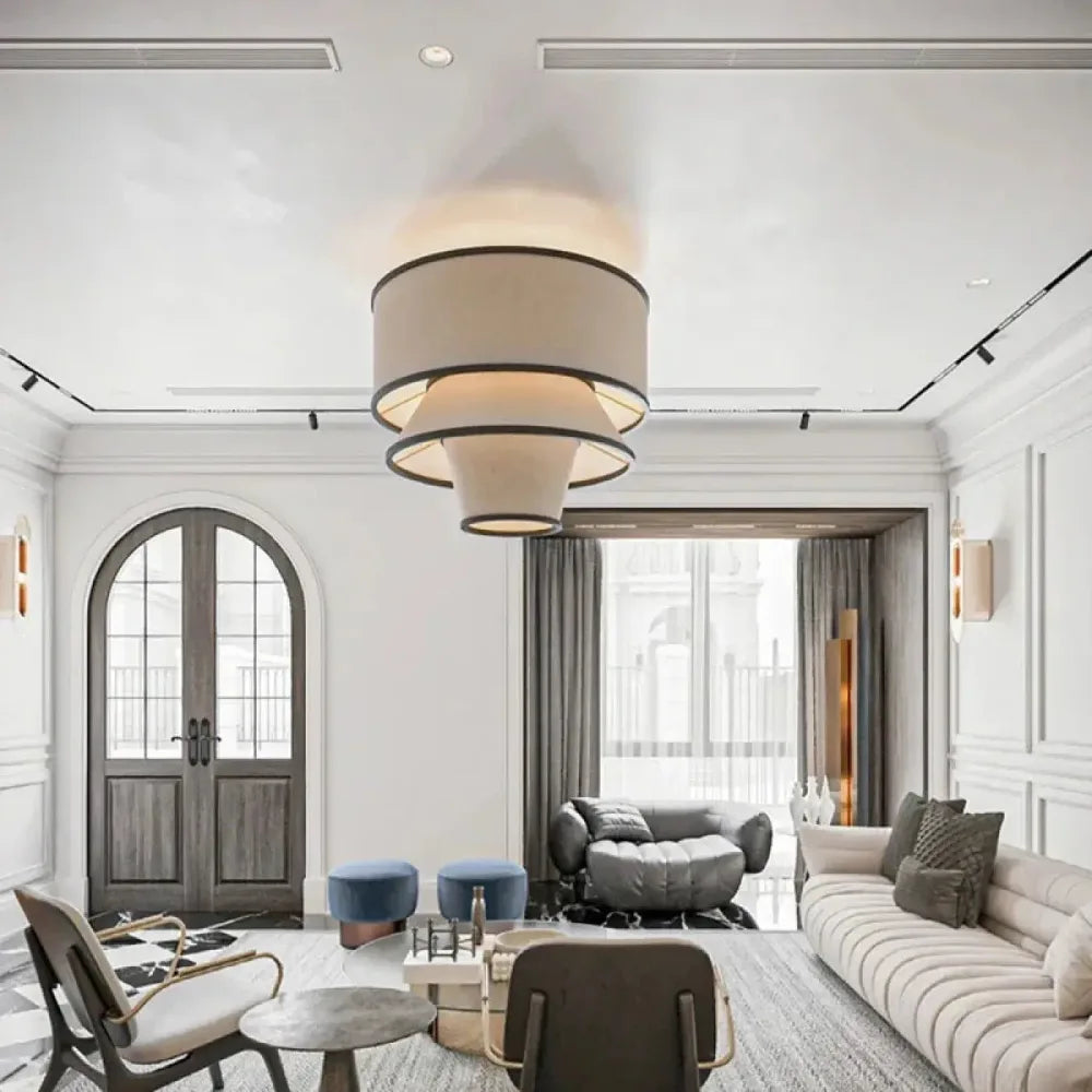 Lustre fil ondulé japonais blanc au-dessus d'un salon épuré