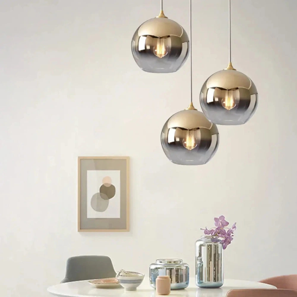 Lustre triple globe verre fumé doré laiton suspension salon