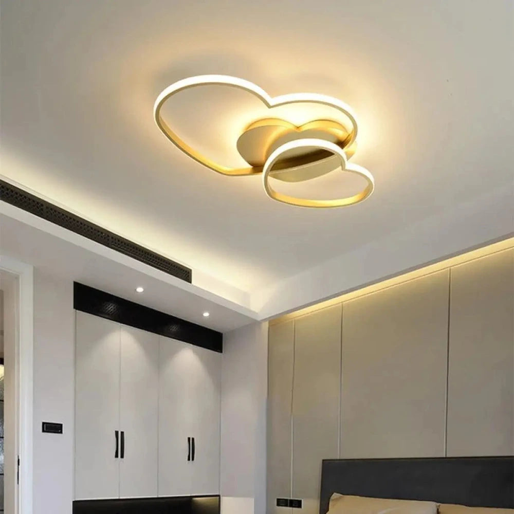 Lustre LED coeur rose romantique coloris or plafond salon