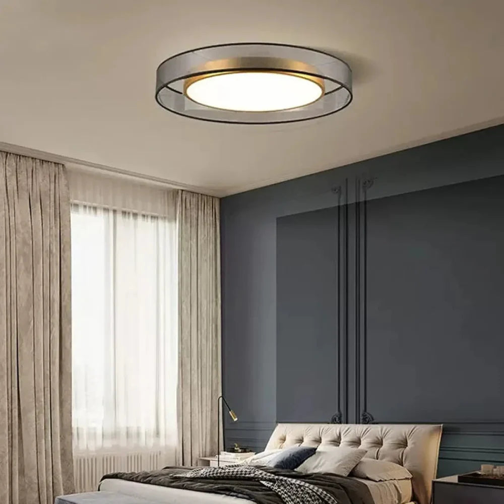 Détail anneau doré acrylique verre lustre plafonnier LED