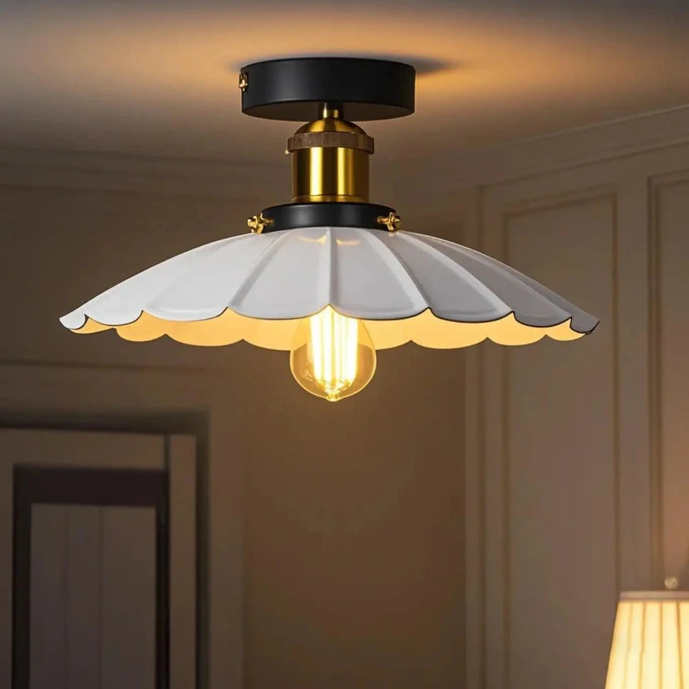 Lustre corolle métal noir installé au plafond dans un salon industriel