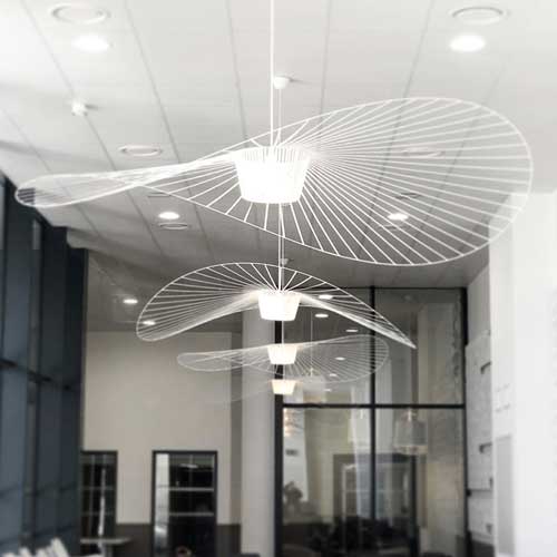 Lustre salon moderne spacieux vintage éclairage généreux design rétro