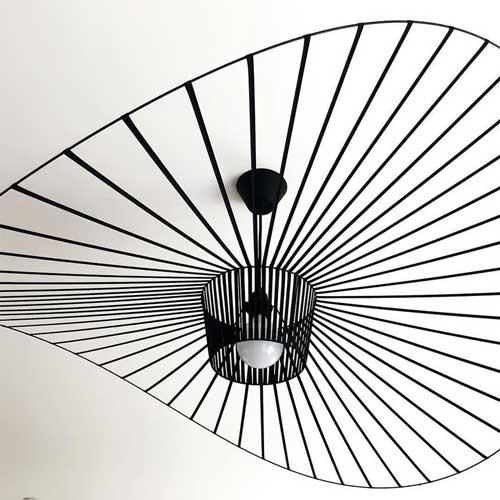 Lustre design moderne salon spacieux éclairage généreux contemporain élégant
