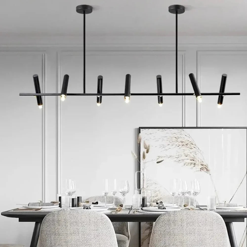 Barre spots orientables noire et dorée au-dessus d'un îlot de cuisine