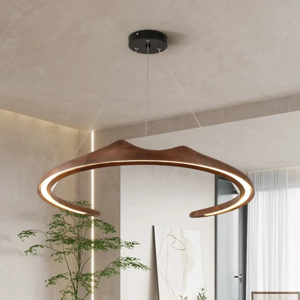 Lustre anneau bois noyer ambiance salon chaleureux beige