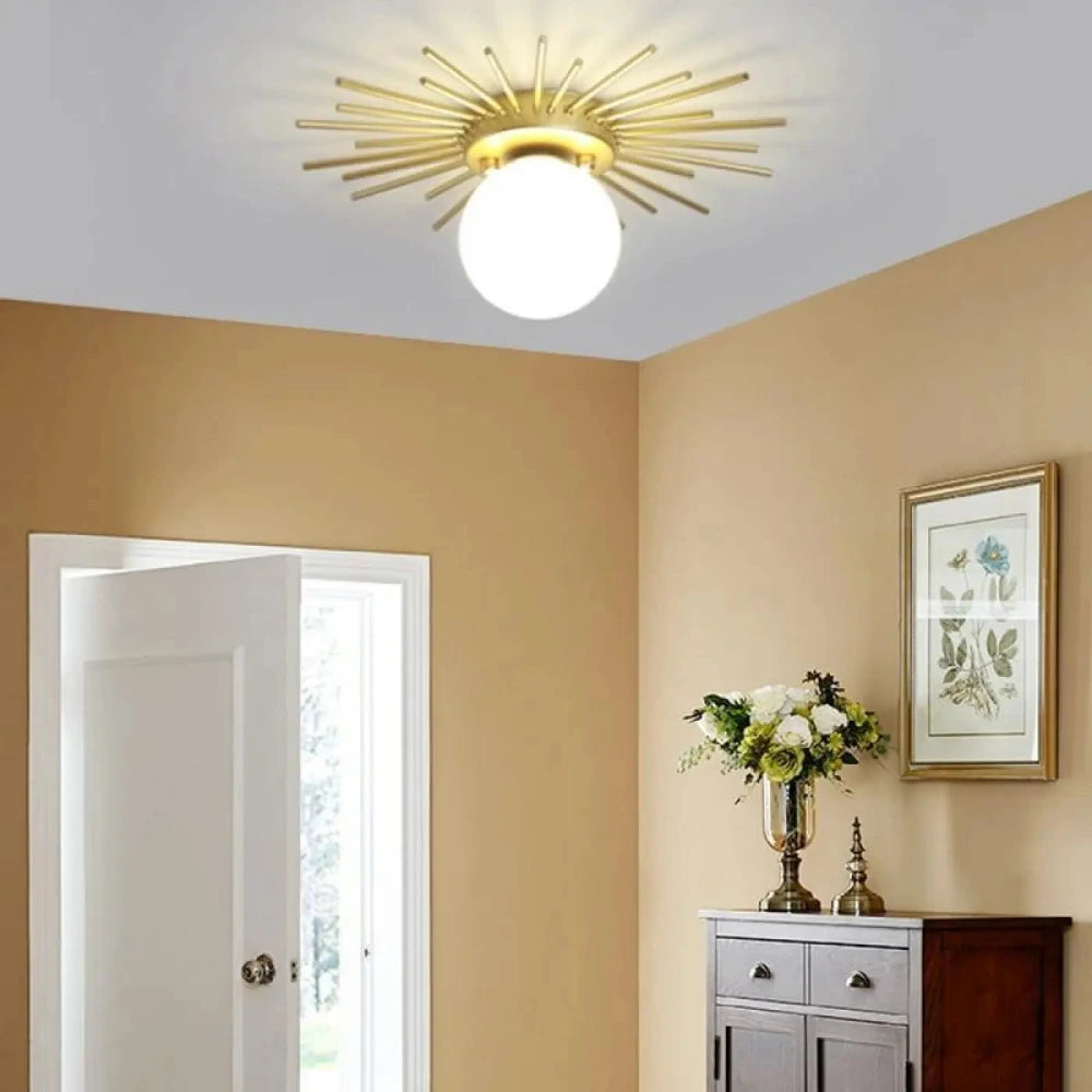 Lustre plafonnier soleil aluminium doré opalin rayonnant sur plafond
---