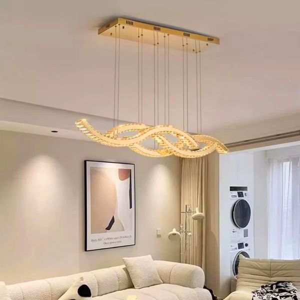 Chandelier salon cristal fastueux prestige doré éclairage magnificence éclatante.