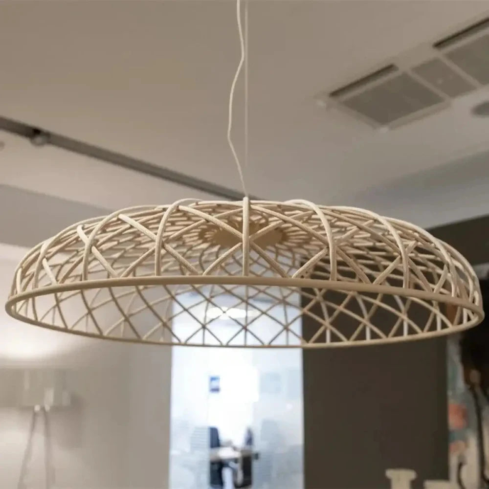 Lustre salon dôme coloris beige et rouge sur fond intérieur scandinave