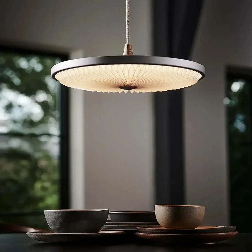 Lustre salon plateau papier plissé zen coloris noir suspension ronde