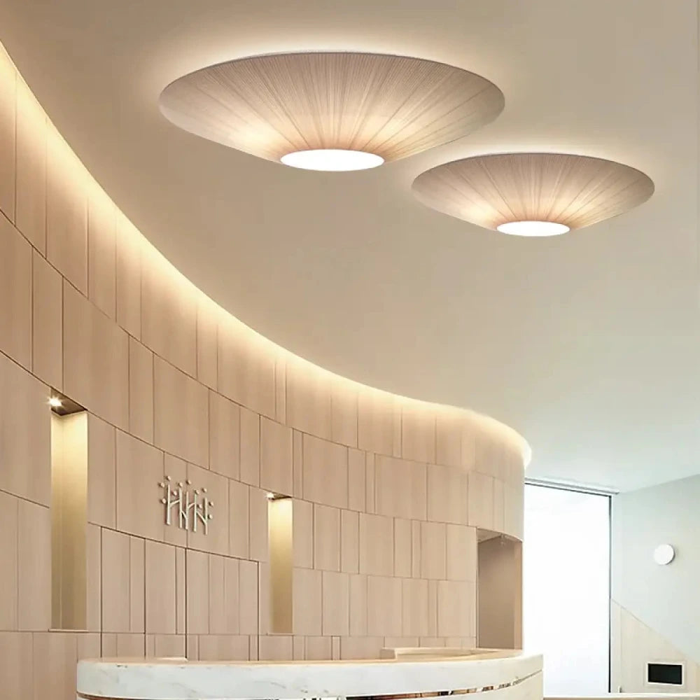 Détail canopée aluminium brossé lustre disque beige montage plafond DCL