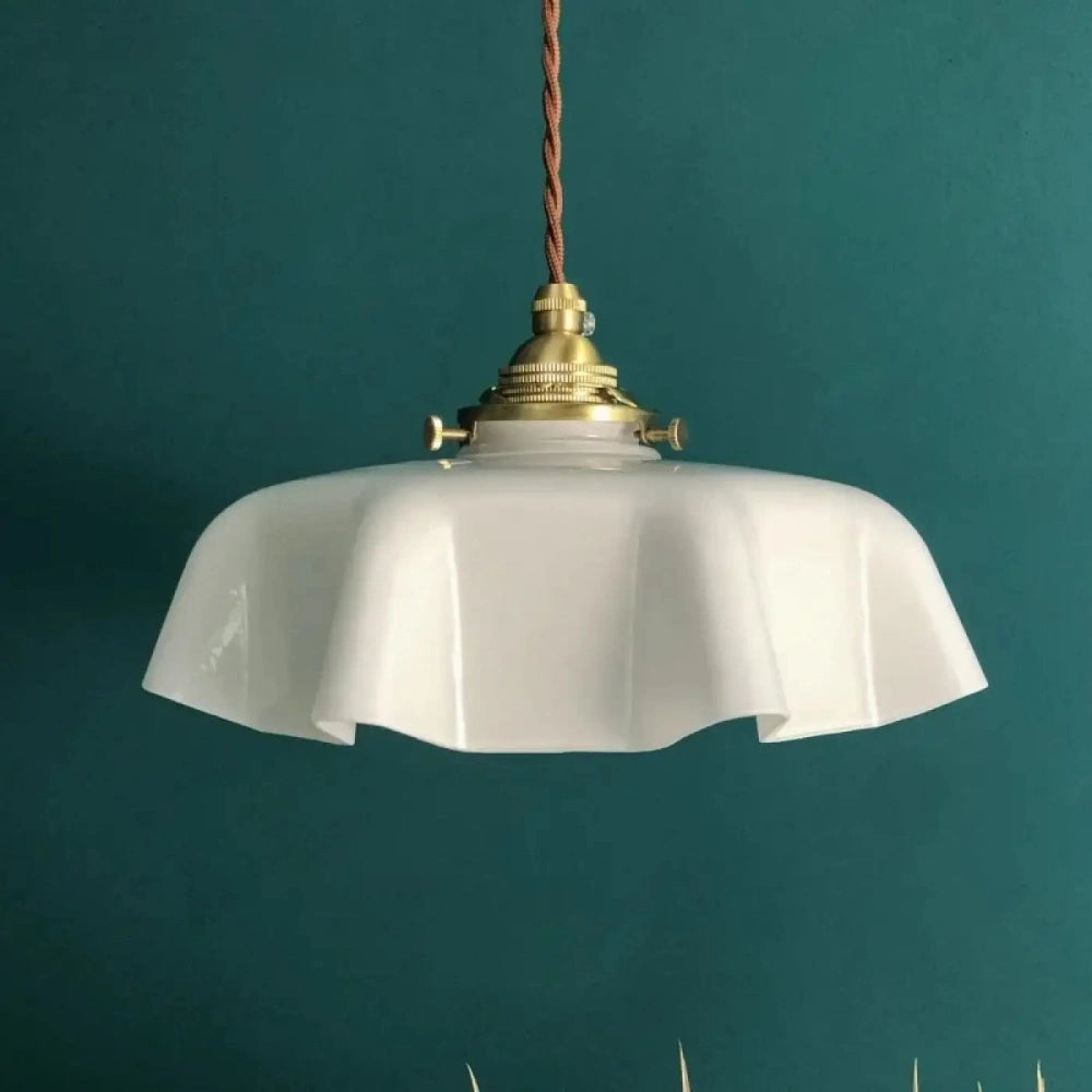 Suspension chapeau opalin blanc laiton doré style vintage