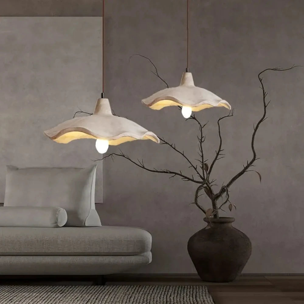 Lustre suspension sombrero tissu blanc ondulé, vue de face sur fond neutre