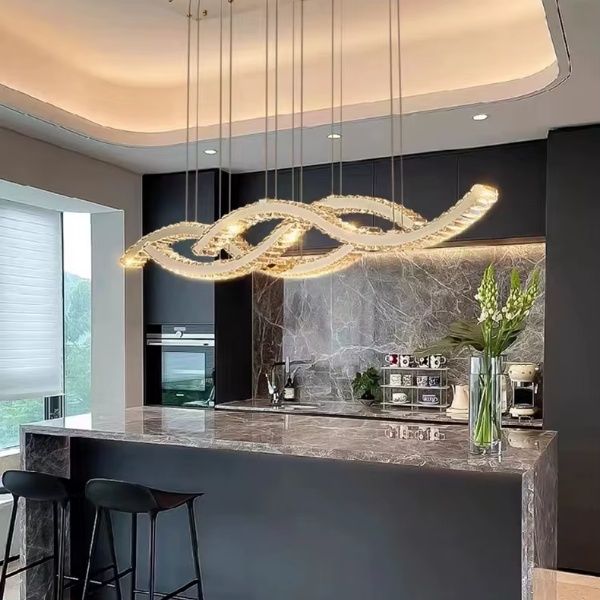 Suspension cristal salon fastueux éclairage prestige or noble élégance.