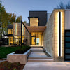 Luminaire mural LED moderne en fonctionnement la nuit