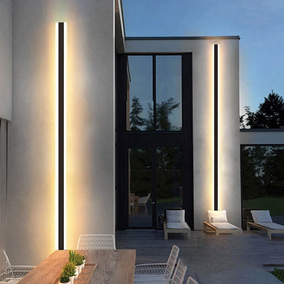 Applique murale extérieure LED installée sur un mur de jardin