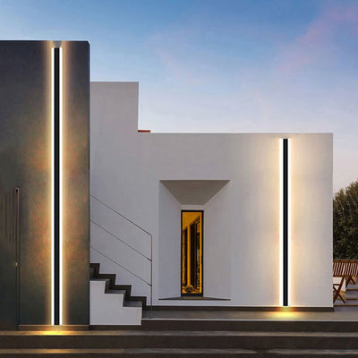 Façade de maison mise en valeur par une applique LED extérieure moderne