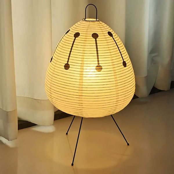 Lampe de nuit sur table de chevet dans une chambre moderne