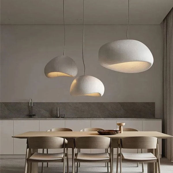 Lustre moderne beige cosy illuminant un salon moderne
