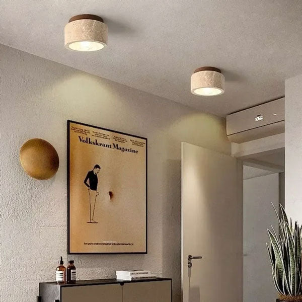 Plafonnier en travertin installé dans un couloir contemporain