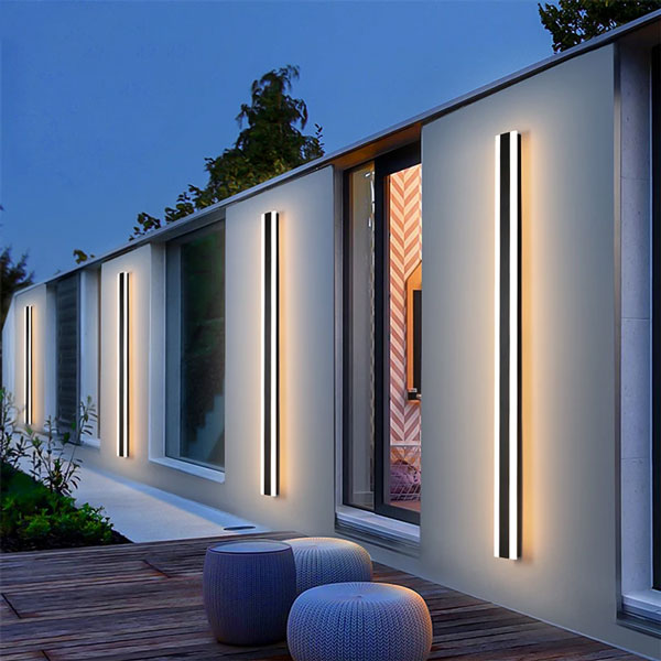 Applique murale LED moderne éclairant une entrée de maison