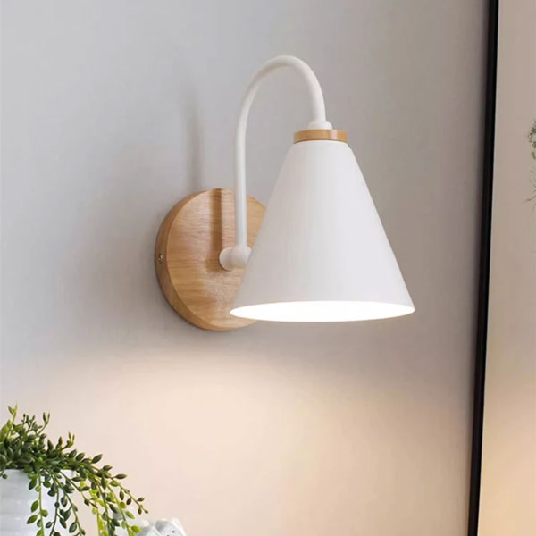 Applique murale en bois basique avec abat-jour rond dans un salon moderne
